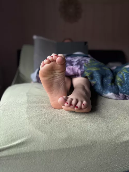 The Next pic are clean oder Dirty feet?