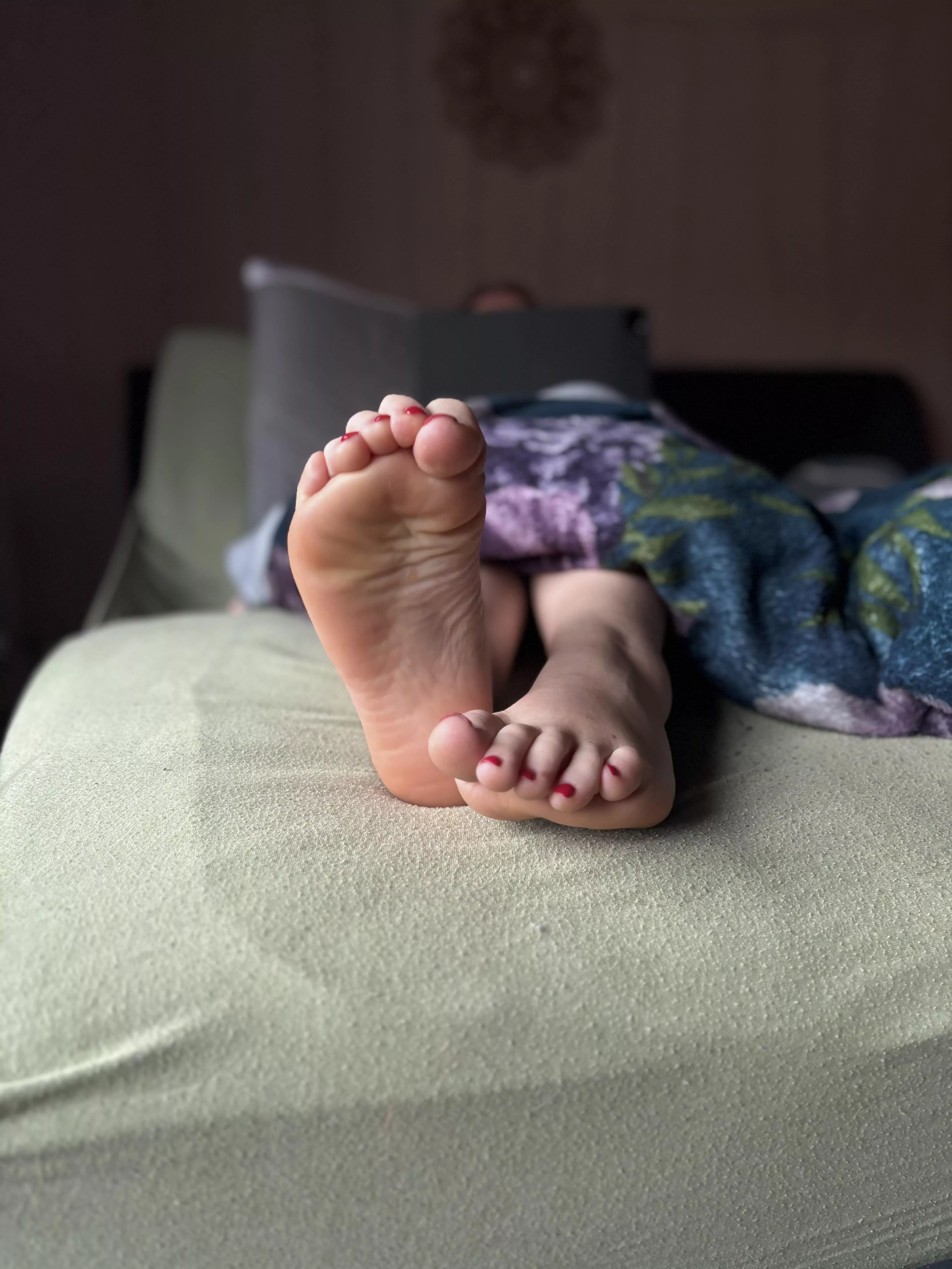 The Next pic are clean oder Dirty feet?