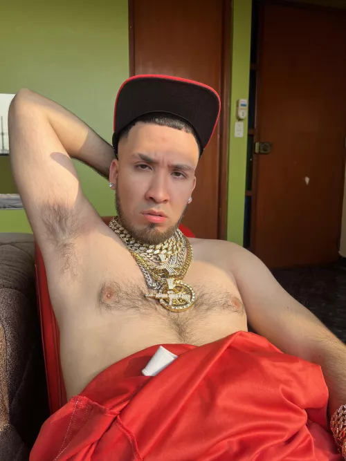 These sweaty armpits wont clean themselves haha would you like to lick them bitch? 