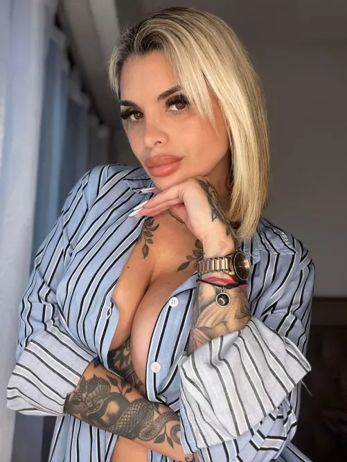 this blonde wants to wet your bed