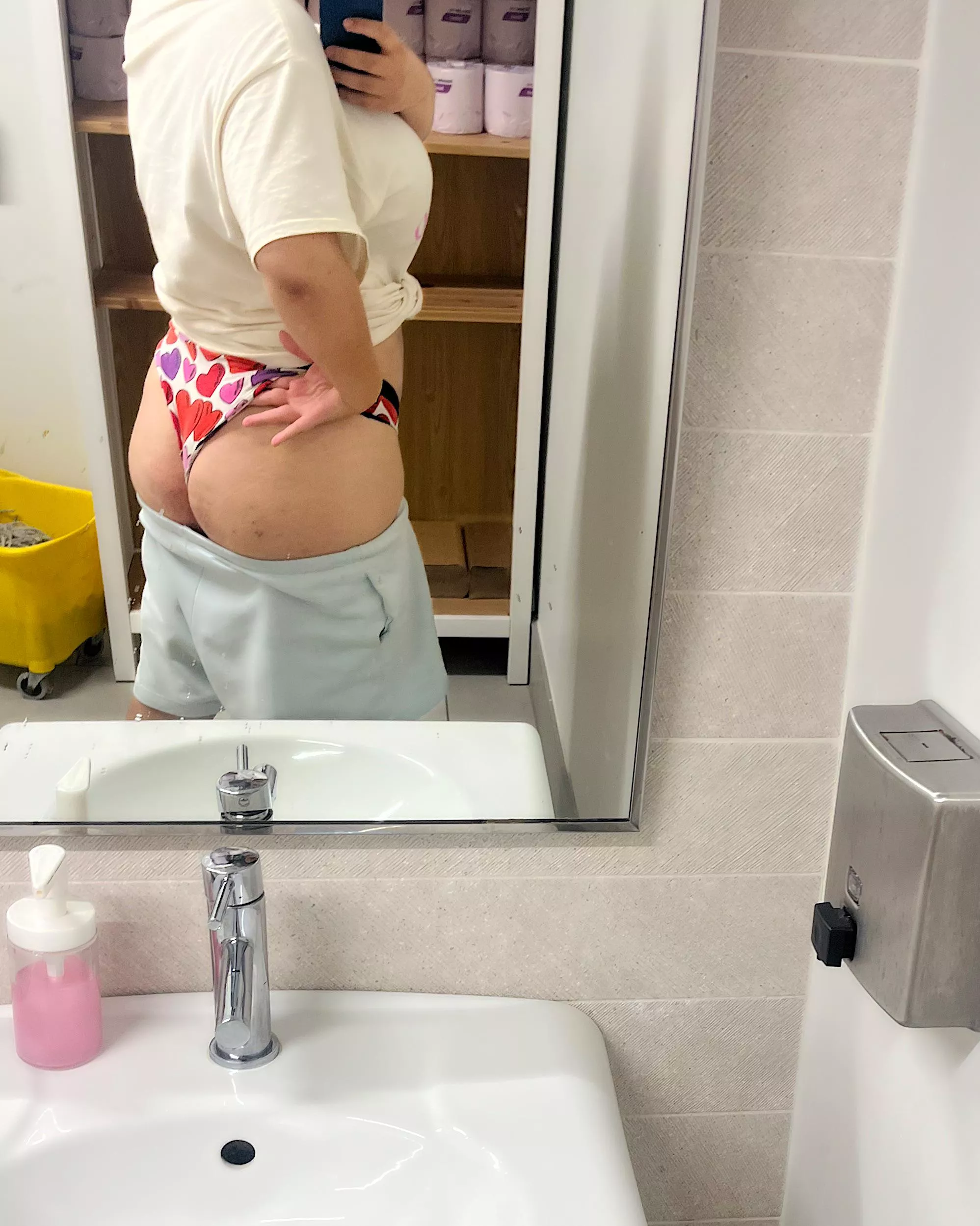 this teacher really wants to get pampered today 🌟🌹