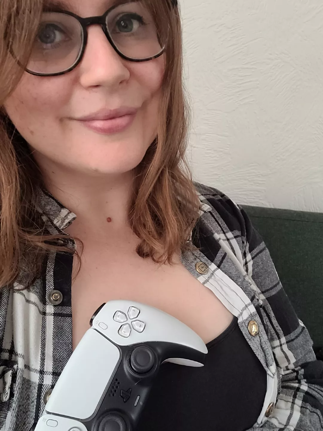 Today's flannel matches my controller well🖤