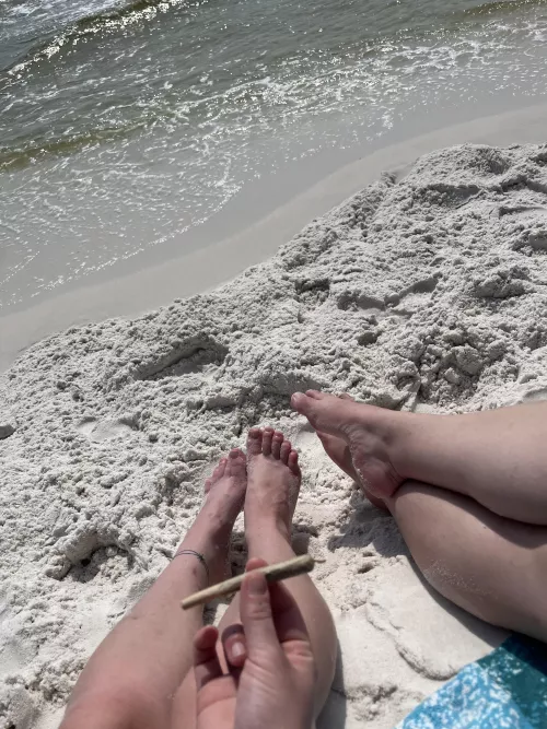 two pretty girls feet on the beach✨