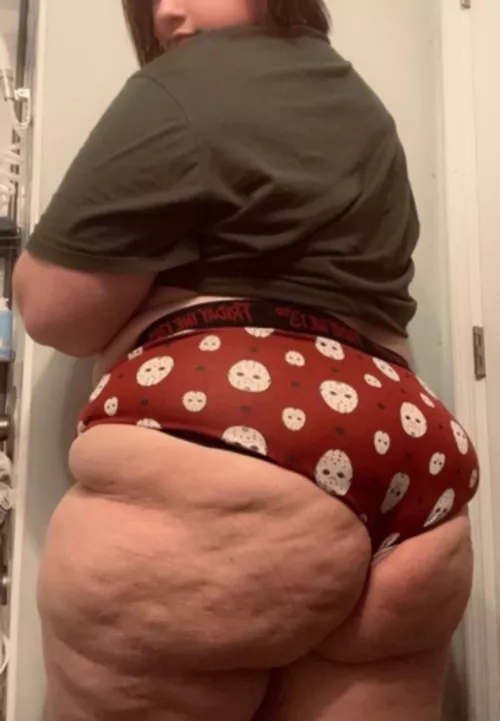 Up for a scary movie and chill?😉💋