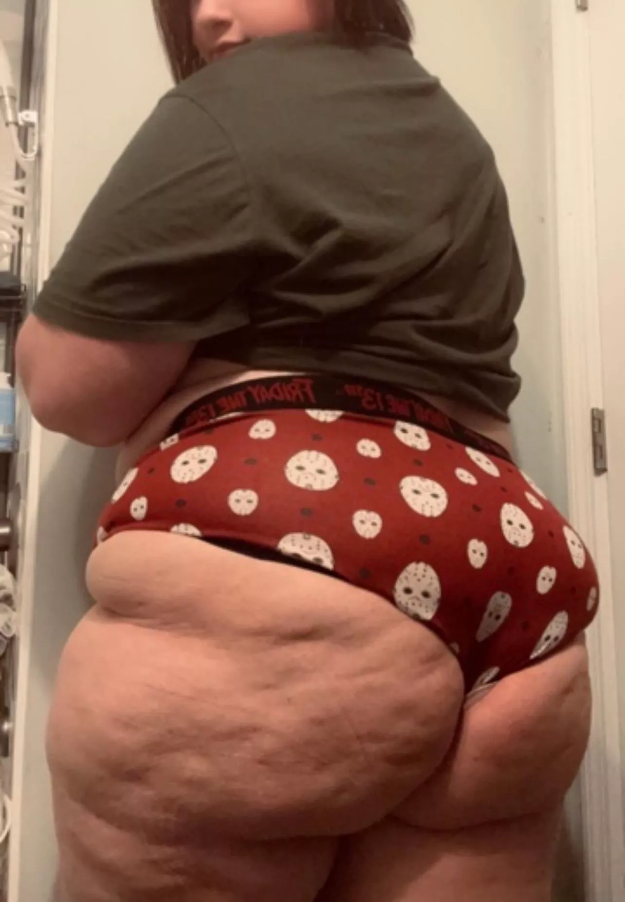 Up for a scary movie and chill?😉💋