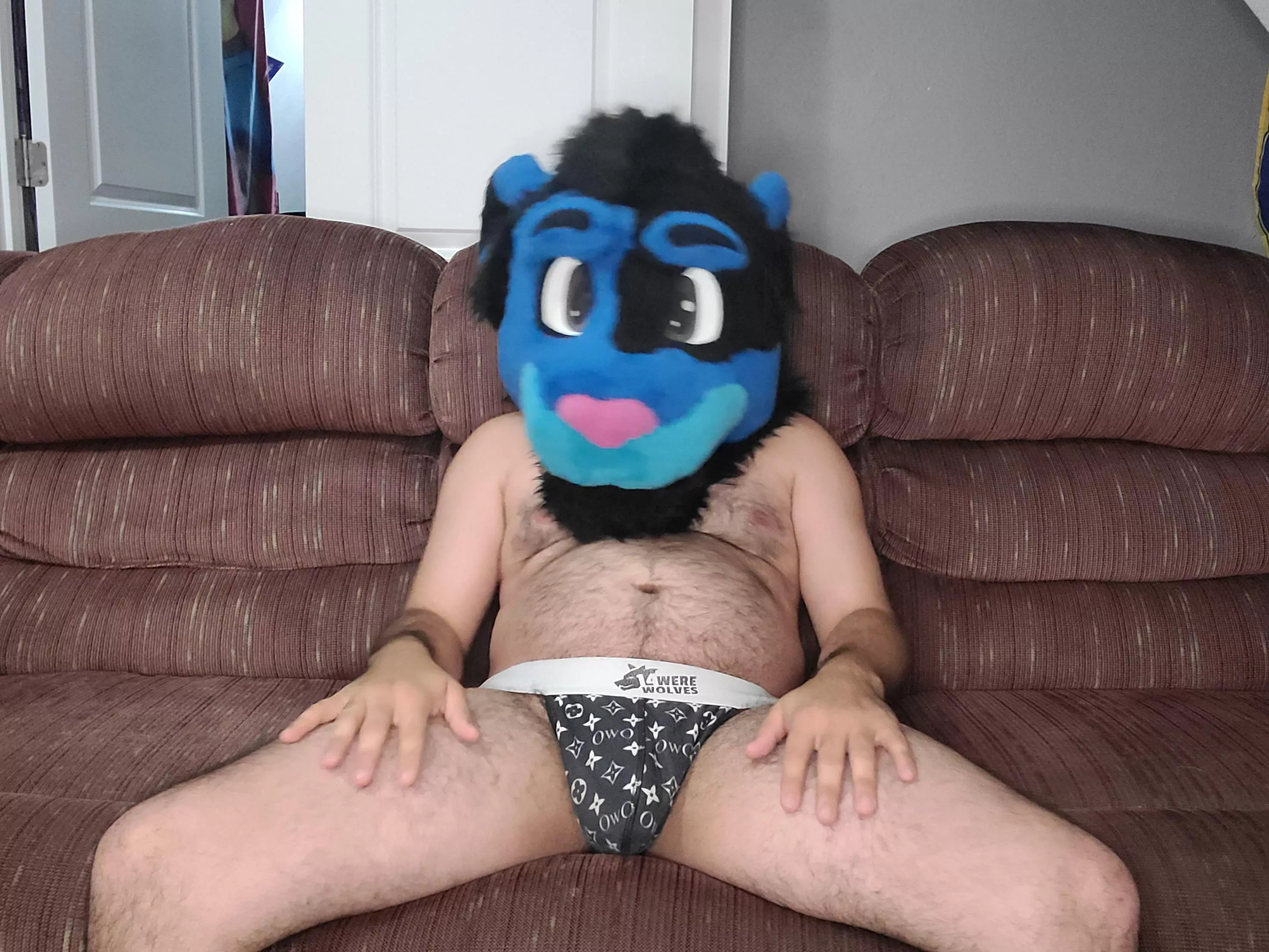 Welcome to my own casting couch! Any volunteers~? (OF: LustyLion9869)