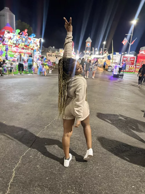 Yesterday was the last day of the fair and I just know the place was crawling with losers itching to escape to the restroom, desperate for a moment to spiral and surrender 😈