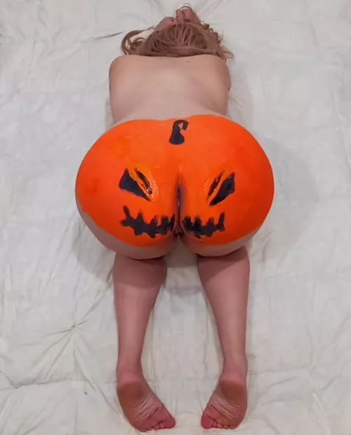 You invite Mommy to a costume party, but there is no other costume, surely that should be the case?