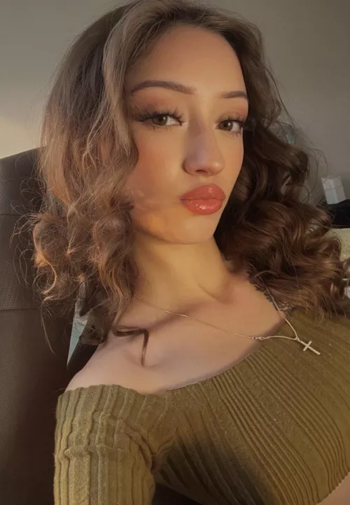 20 yo brat who deserves everything 💋