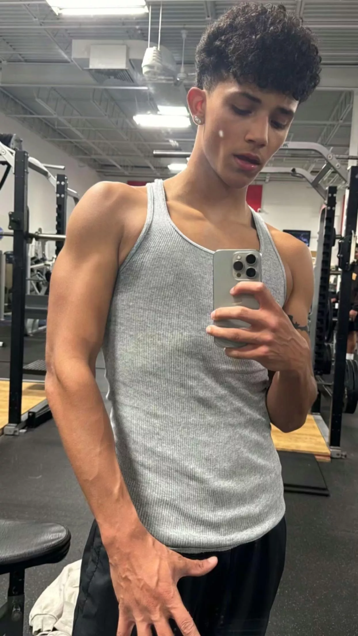 [22] late night grind💪ever serve a hung college master while he works out?😈🤑DMs open