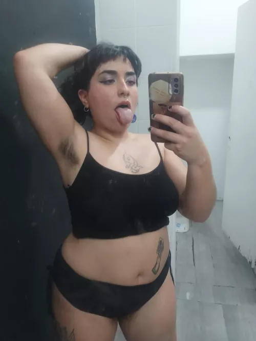 After my class twerk i was so sweaty and smelly wanna sniff? [p] 