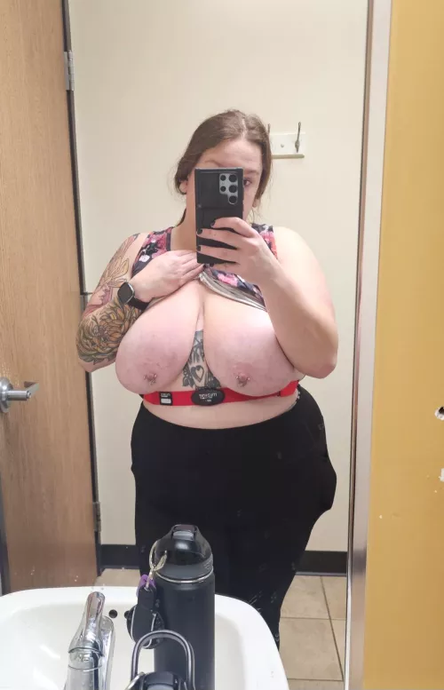 Before my morning workout at the gym 😈