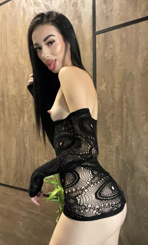 Black outfit and black hair are a great combination.