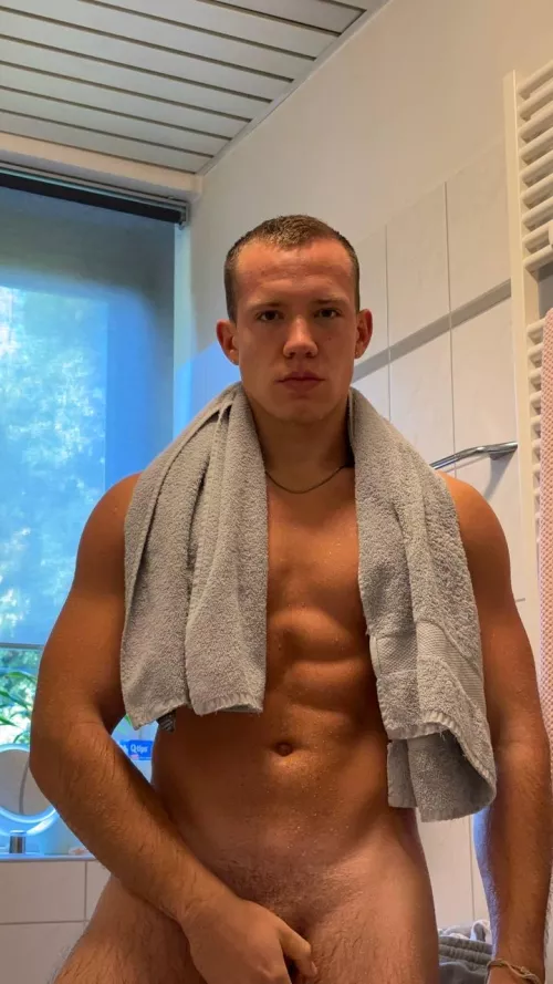 Could use some warm arms around me after this chilly shower 🥶