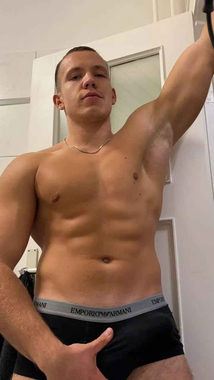 Could use some warm arms around me after this chilly shower 🥶