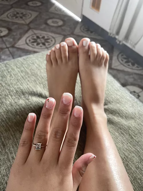 Cover my new nails and relapse for this beautiful feet