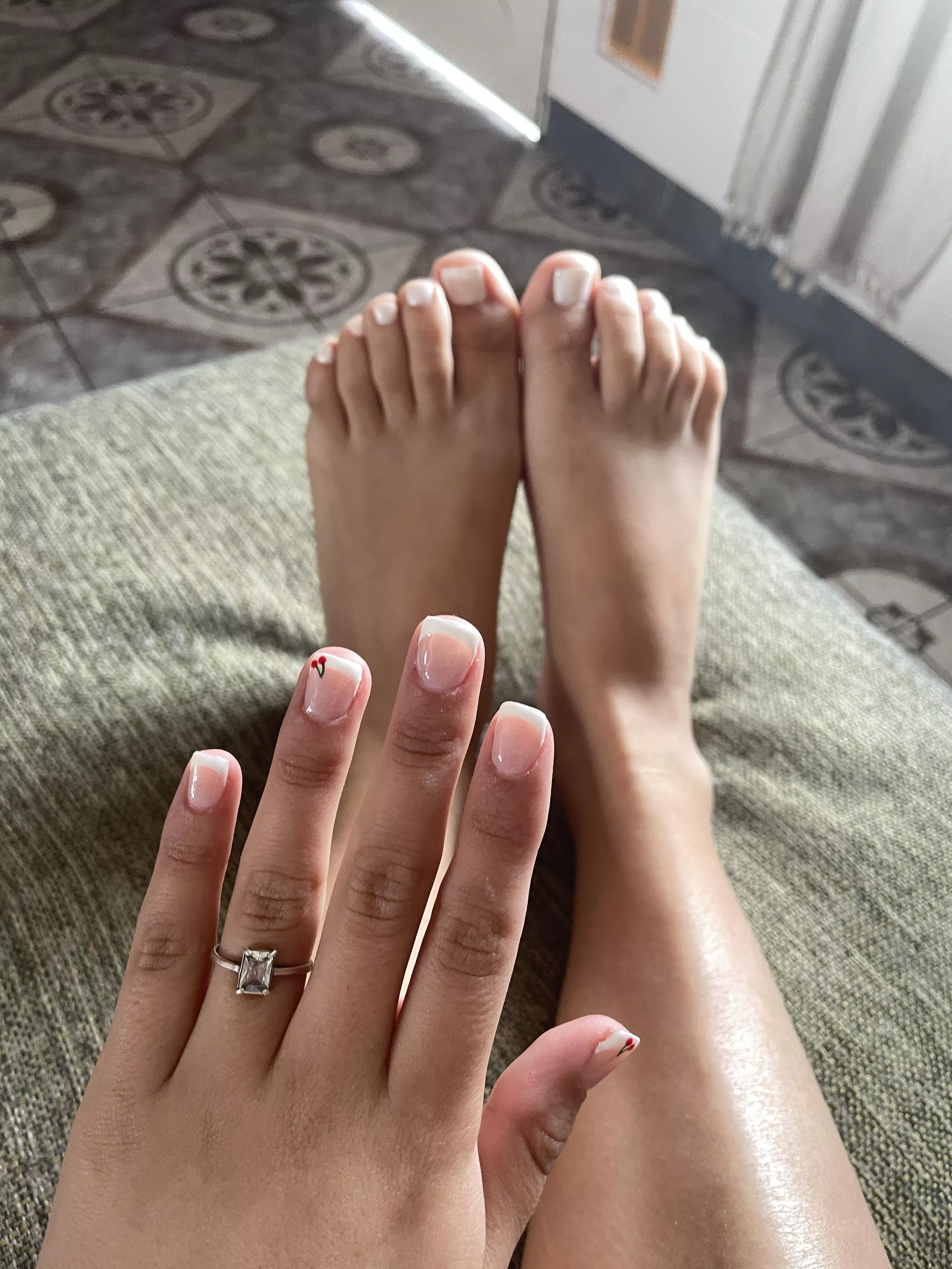 Cover my new nails and relapse for this beautiful feet