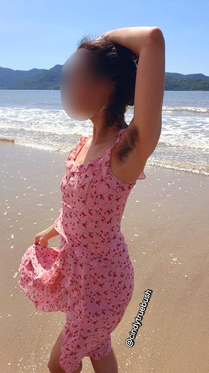 Enjoying the beach with my hairy pits and favourite dress ❤️