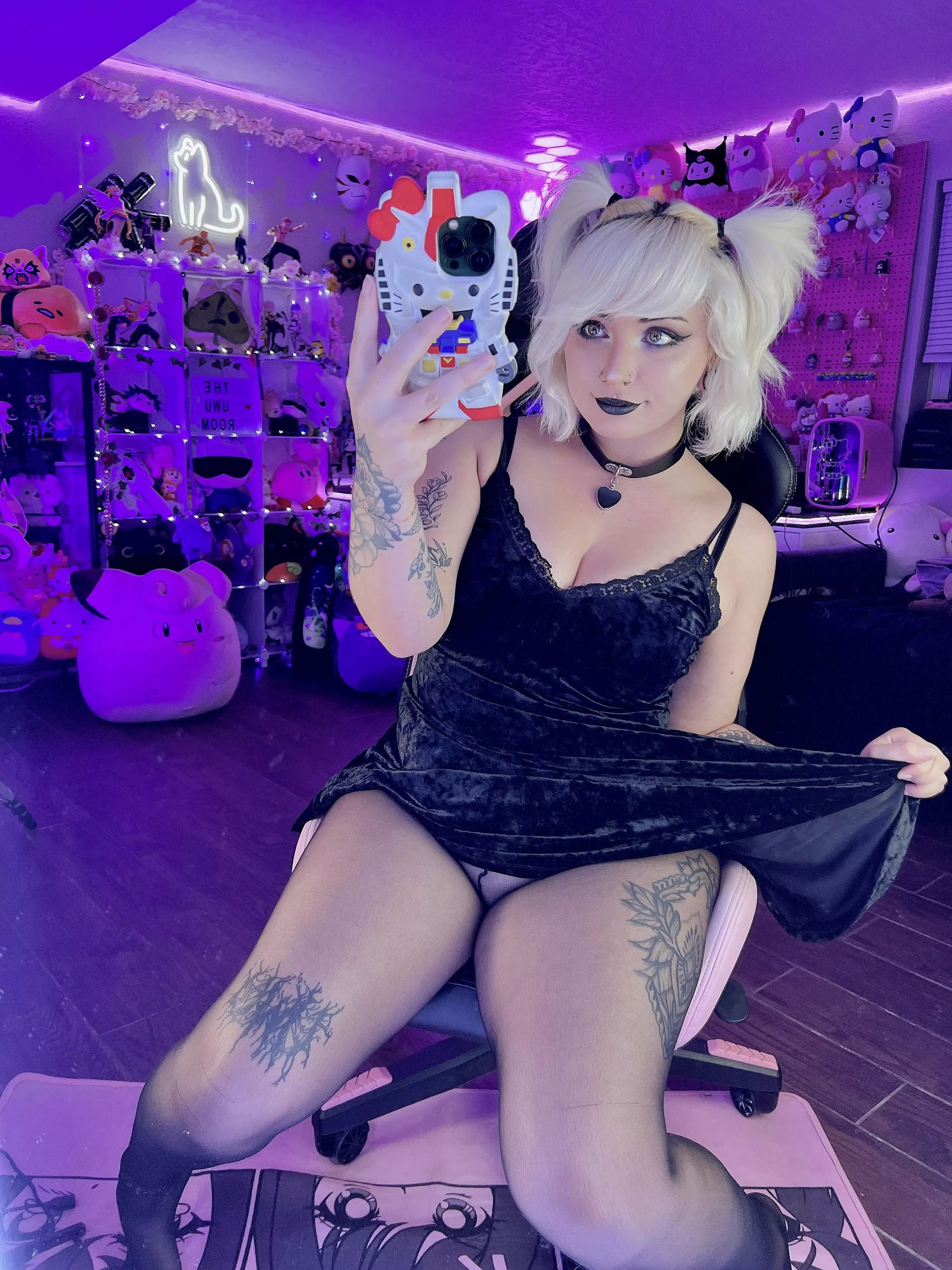 Felt super cute in this new dress I thrifted 🖤😌