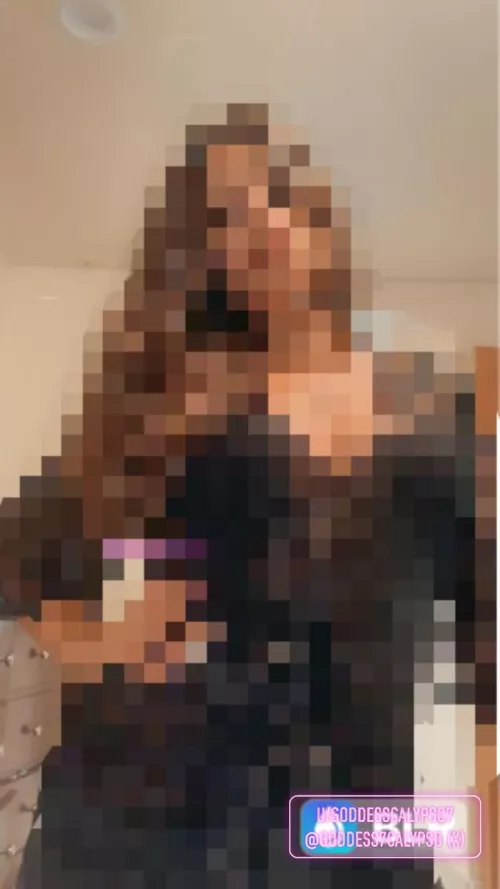 Goddess speaking: Stop scrolling. Upvote. Comment how much you love and adore my pixels. 