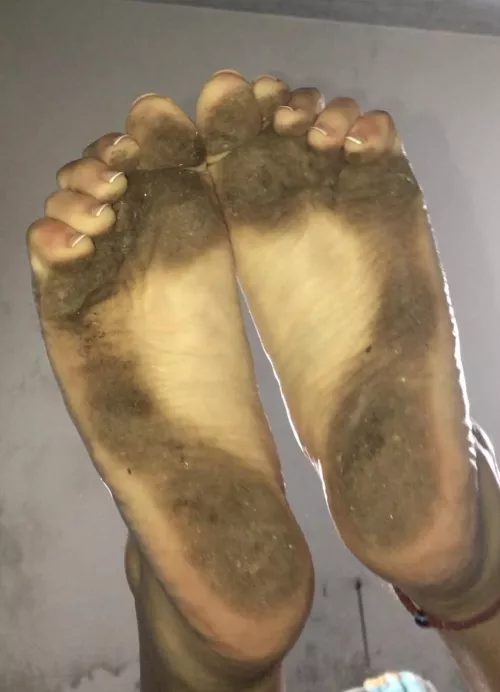 Here again, your favorite dirty feet, the ones that make you drool every time you see them...