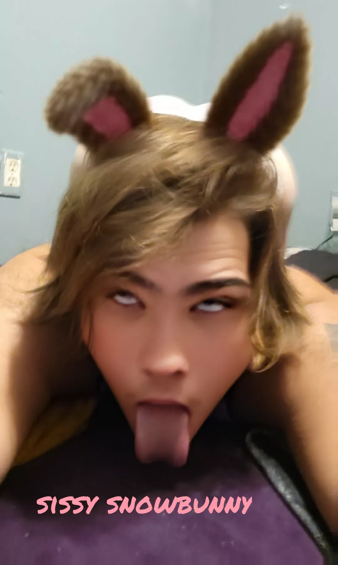 Heyy I'm a desperate little snowbunny 🩷