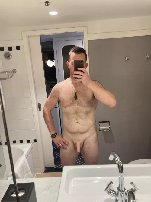 Hot and sweaty hotel selfie after a run 