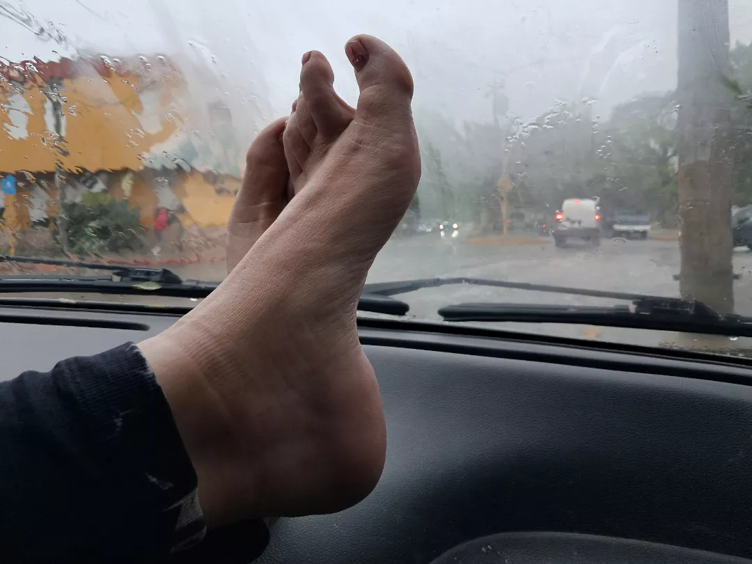 How much do you like this arched feet on a rainy day?