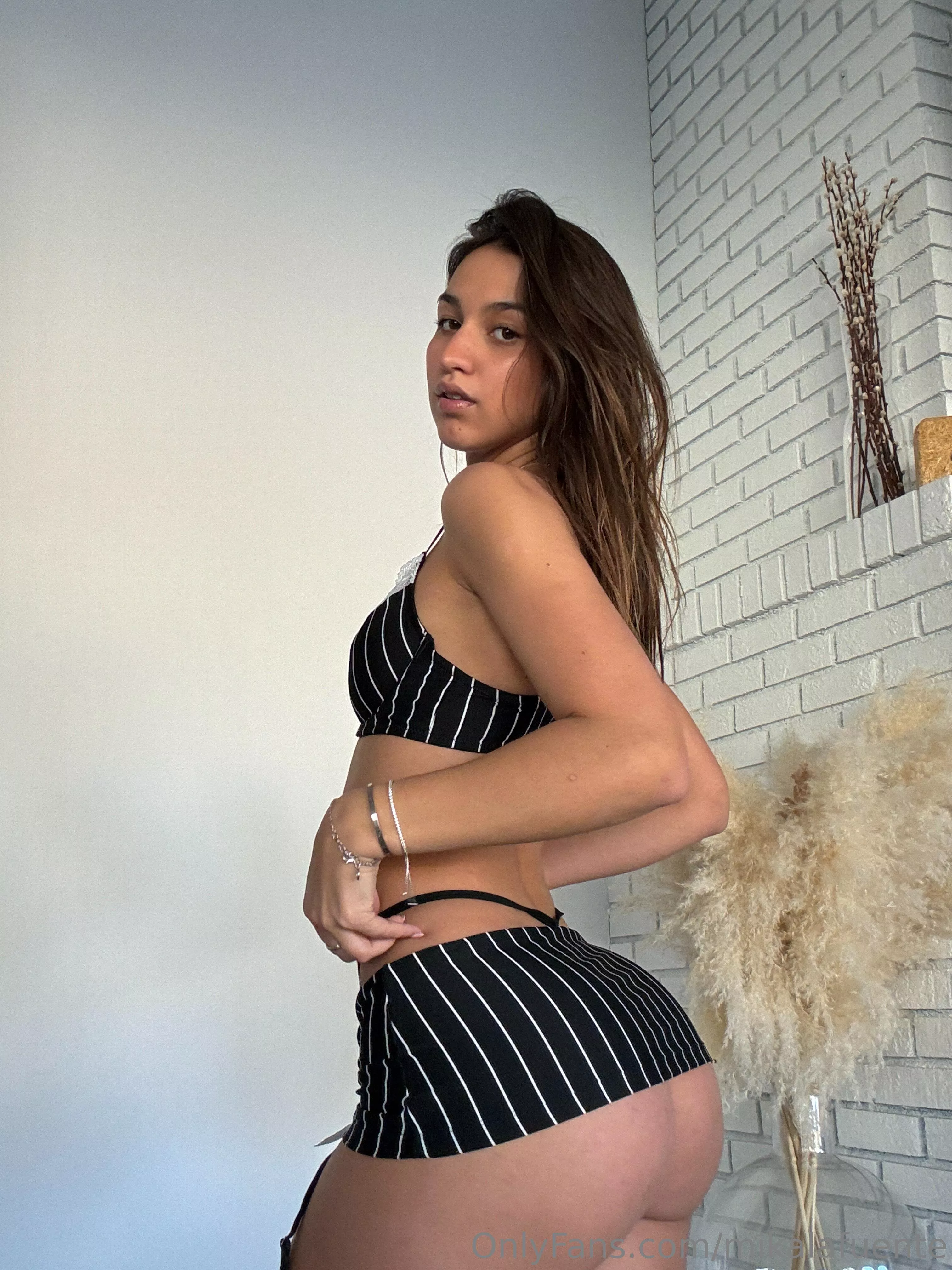 How to be a real woman lesson no. 1: skirts should never cover your entire ass!