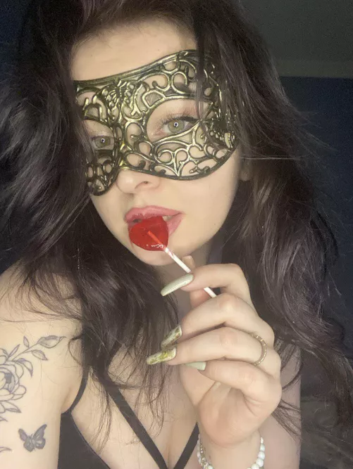 I can be a strict mistress or an obedient slut, whichever you prefer?