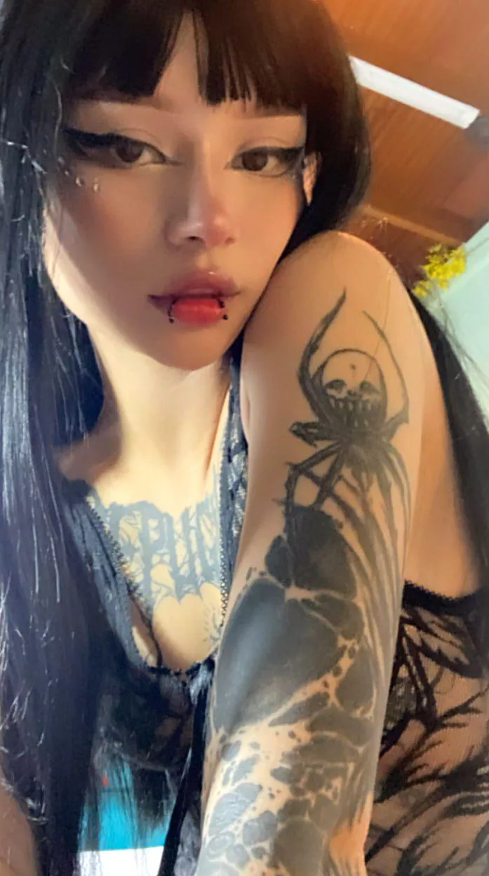 I need a big daddy for my tiny body 