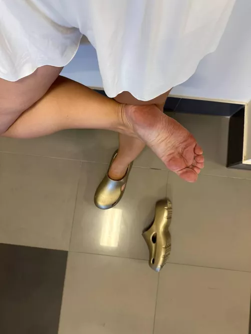 I need someone to dare to give me some good soles sucking
