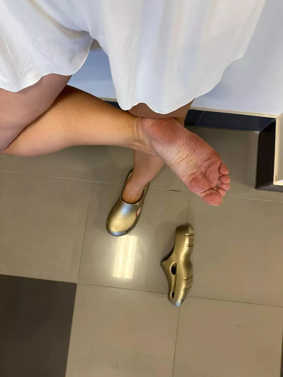 I need someone to dare to give me some good soles sucking
