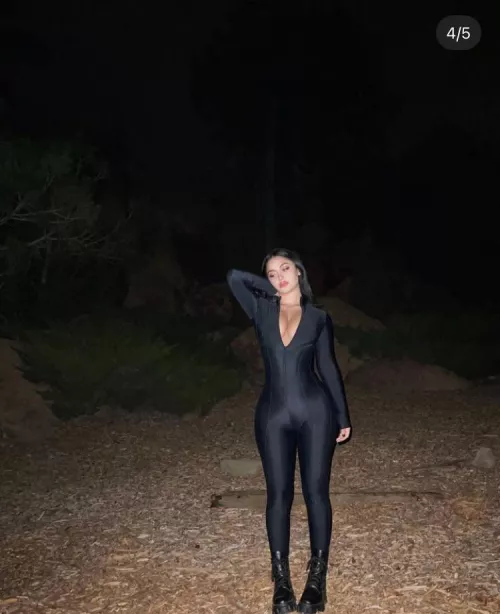 I usually don’t find Leah crazy attractive but this pic owns me 