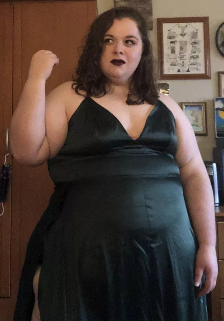 I wanna wear this dress somewhere, but idk where 😩 so random selfies in my room will do 💁🏻‍♀️