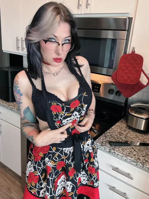 I want to be the perfect goth housewife