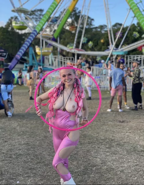 i’m waiting for you at the ferris wheel with my tits out