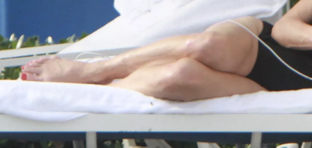 Jo Bud into female feet? 35m Edison NJ.