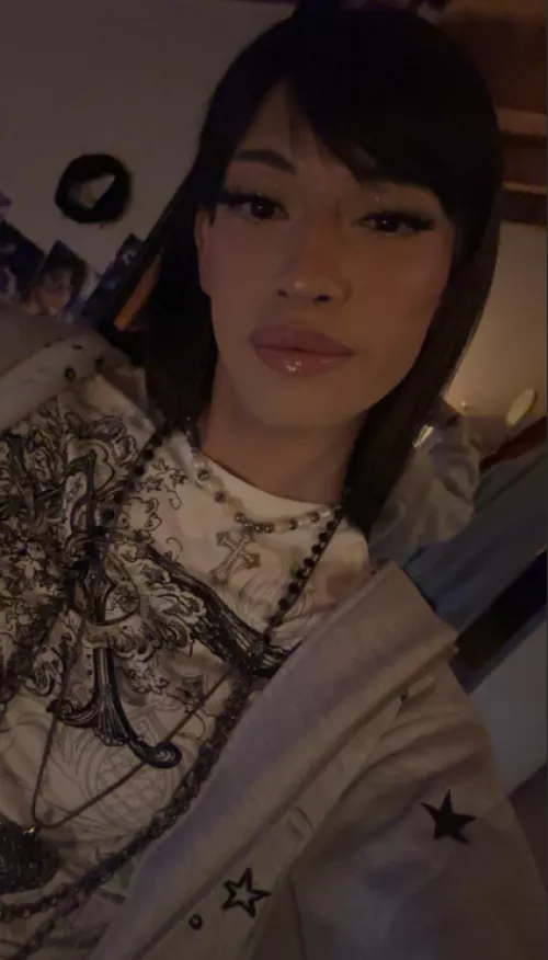 Just chilling at home toady, look at the outfit tho!