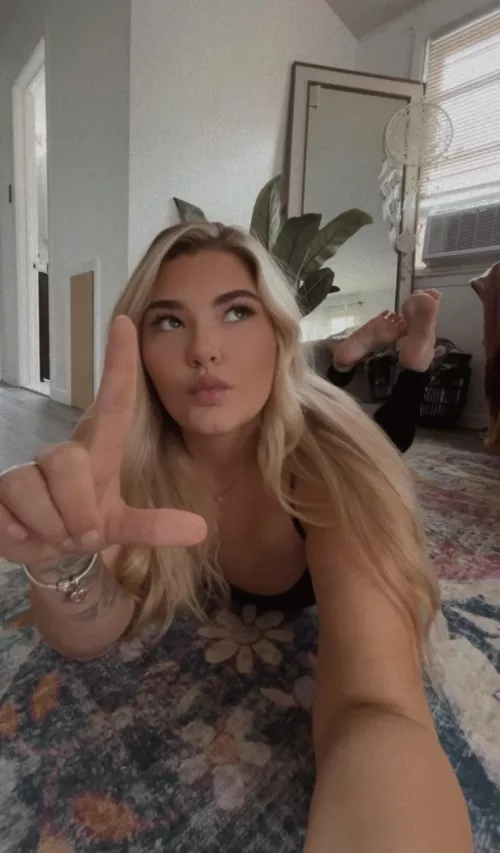 Losers like you pay hot bratty dommes like me because I’m beautiful and my feet are perfect 🩷 