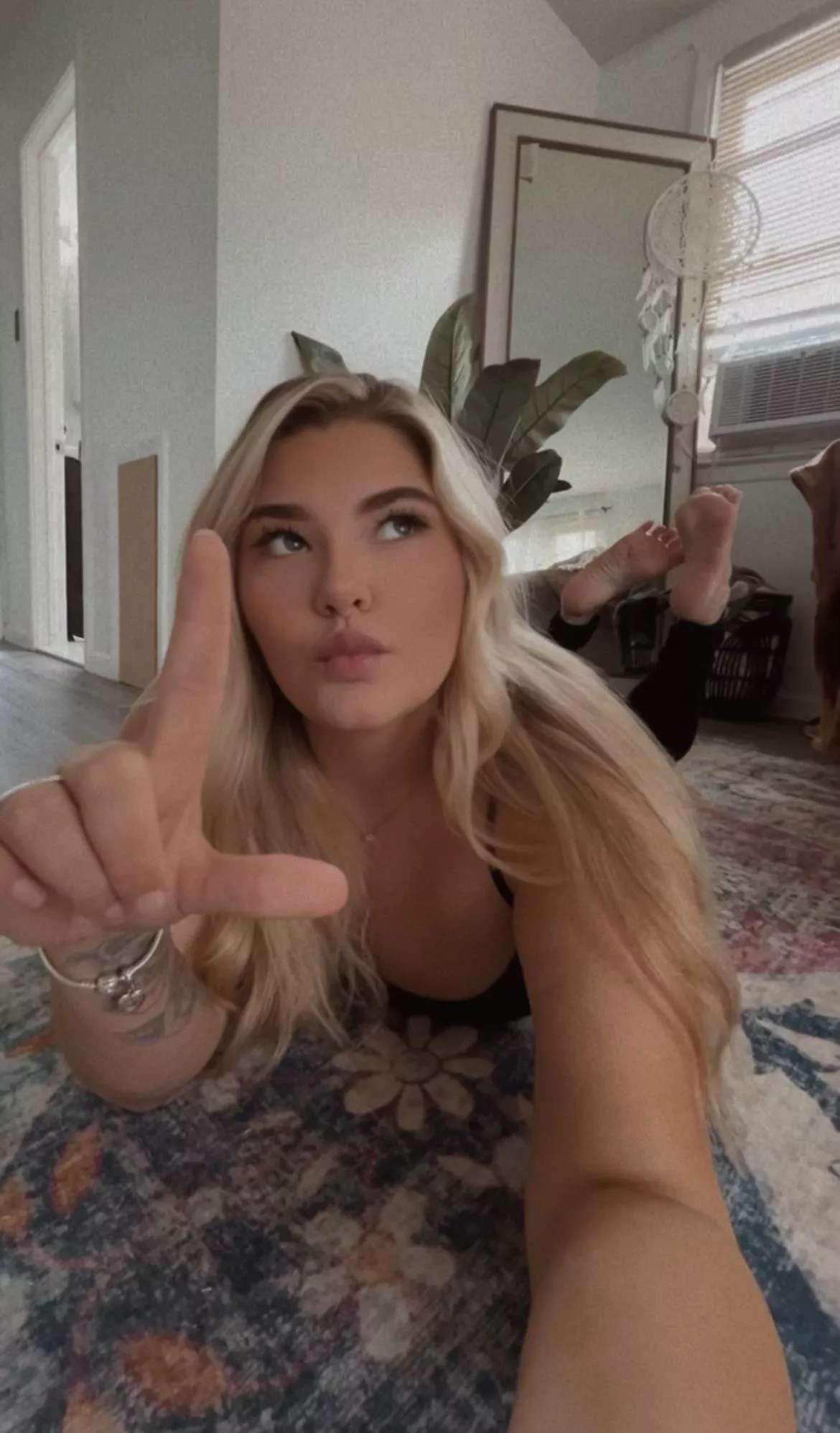 Losers like you pay hot bratty dommes like me because I’m beautiful and my feet are perfect 🩷 