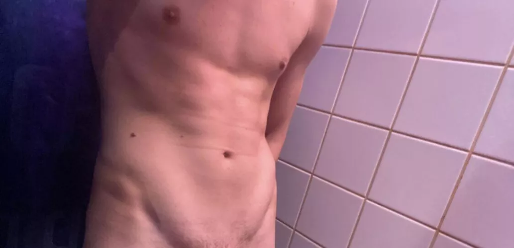 M18 athletic body looking for some girls/ladies 