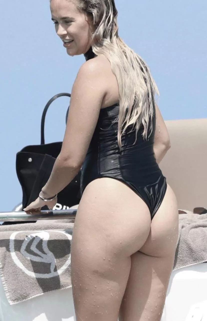 Molly Mae is so hottt