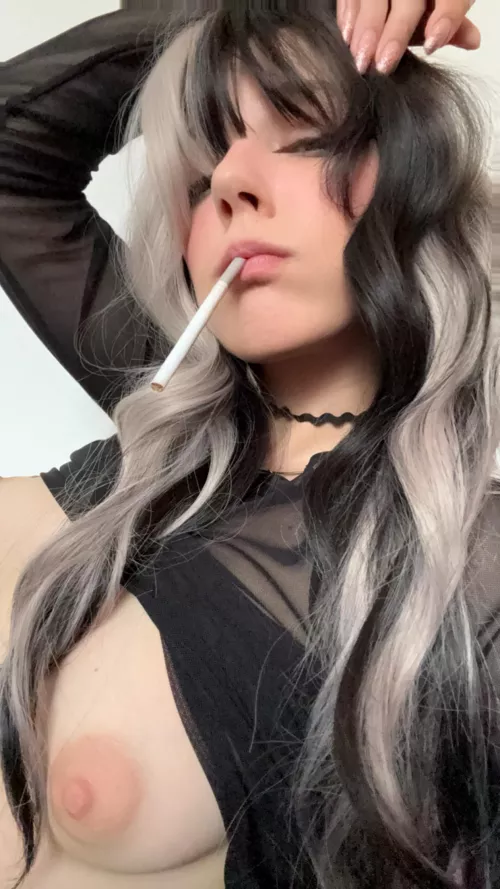 ooopsie it just poped out on her own.. Now give me a lighter <3