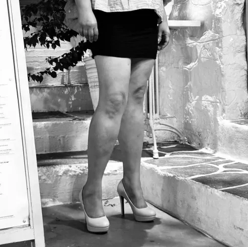 People say that my lady have gorgeous legs. What do you think? 😌🦵👠