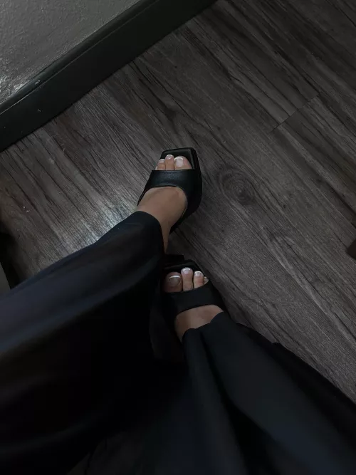 Pretty feet in black🖤