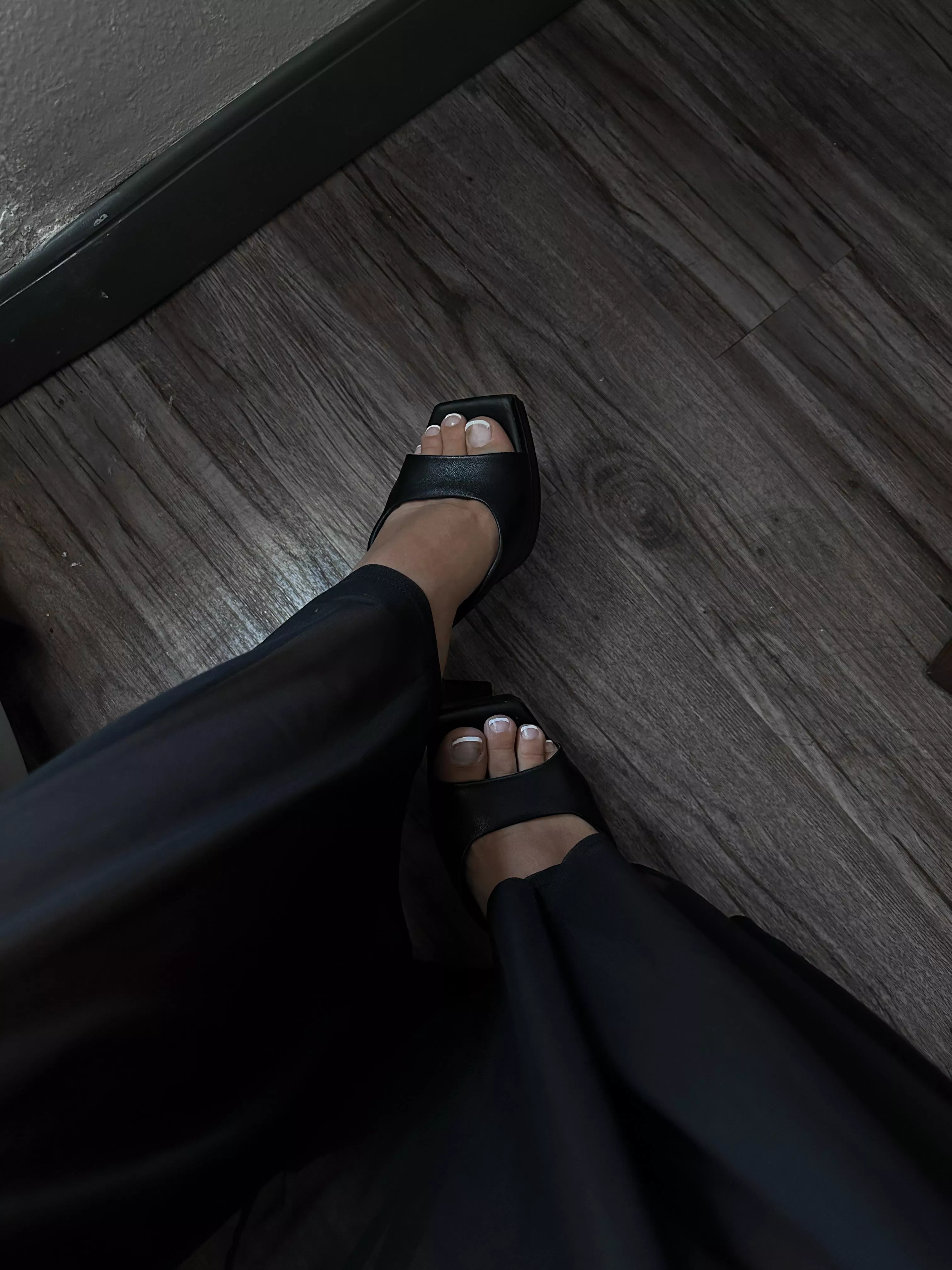 Pretty feet in black🖤 [oc]