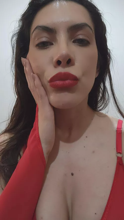 Red on the lips looks extremely sexy on me, do you agree with that?