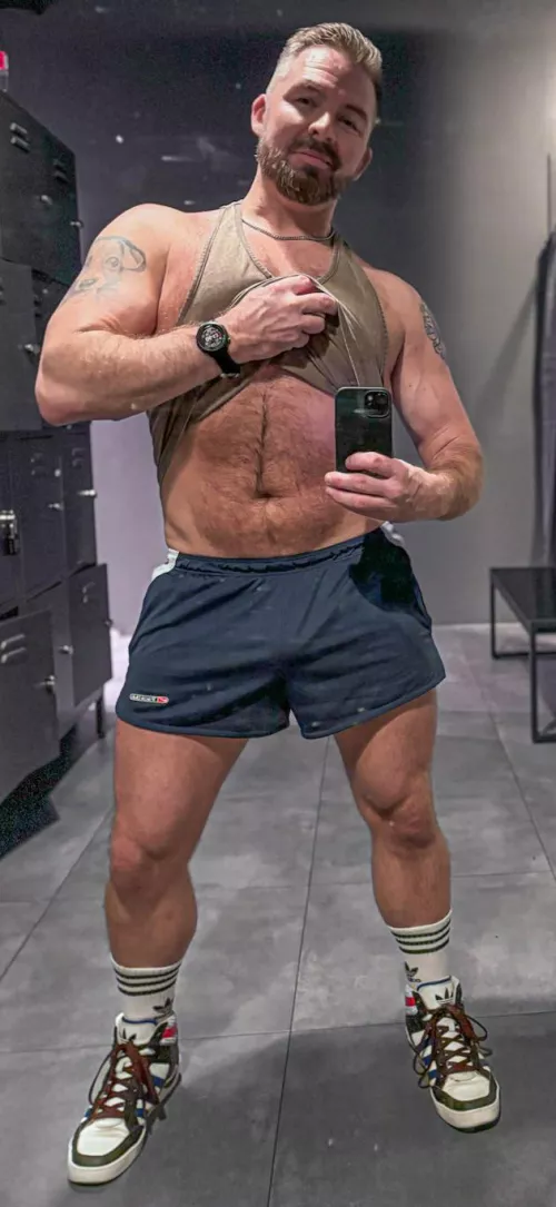 Shirt liftin’ at the gym