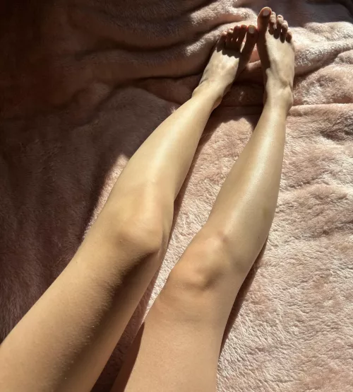 the sun kisses my white nails ☀️